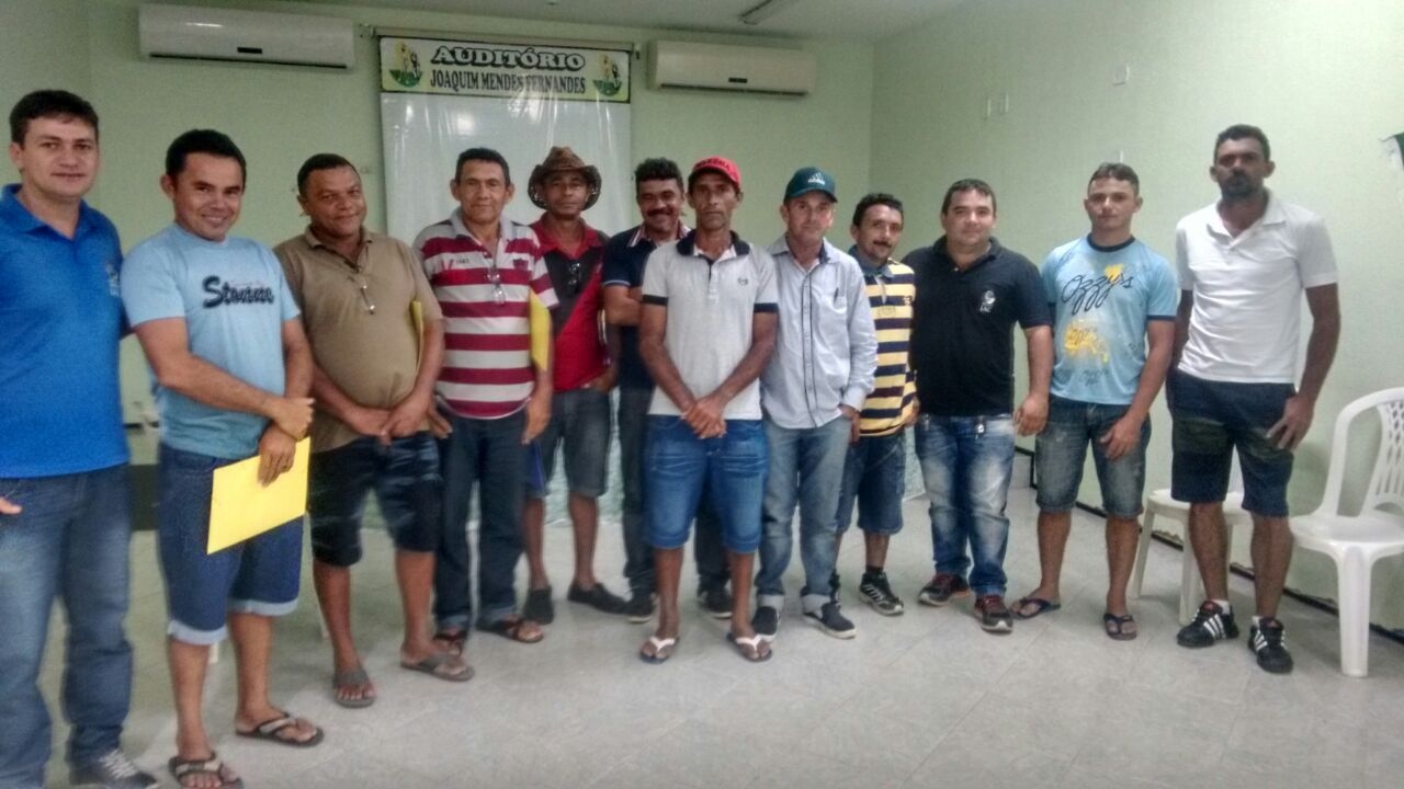 Grupo de pedreiros participa da formação de reciclagem em Quixeramobim
