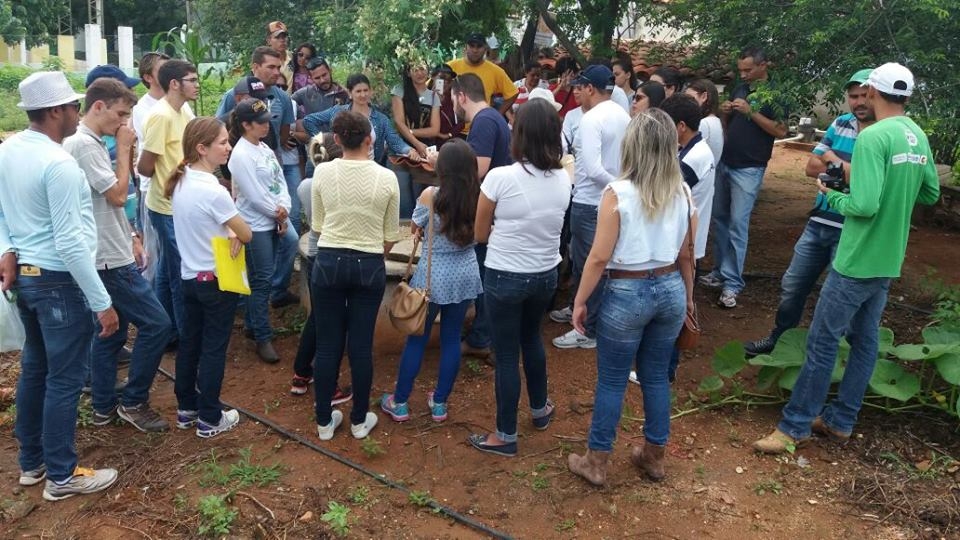 Alunos e professores da FATEC Sertão Central conhecendo o Reúso